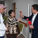 Kemer Belediyesi’nden sağlık çalışanı kadınlara karanfil