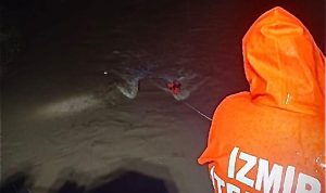 Menderes’te araç dereye uçtu, İzmir İtfaiyesi seferber oldu