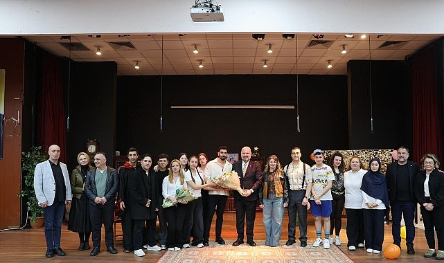 Menemenli oyuncular sahnede yıldızlaştı