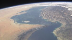 Ateşkesten sonra Hürmüz’den ilk gemi geçti