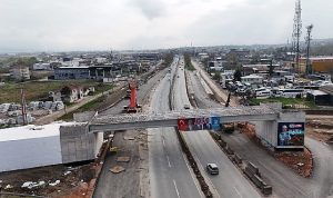 Başiskele Kavşağı’nda dev kirişler 9 saatte yerleştirildi