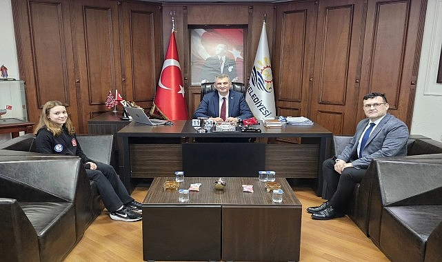 Başkan Sezer Şampiyon Milli yüzücü Gökalp’i Tebrik Etti