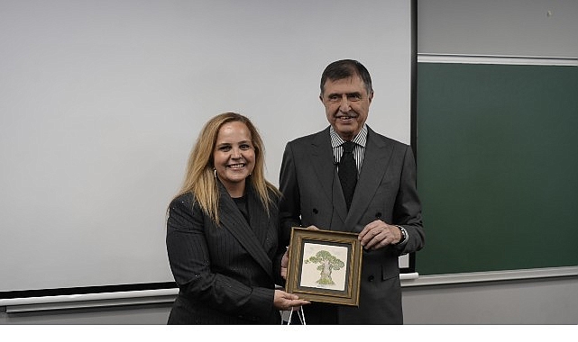Geleceğin Profesyonelleri, Ahmet Pura ile “Hayat Güneşli Bir Sağanak” Konferansı’nda Bir Araya Geldi