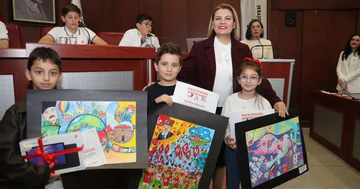 İzmit’te 23 Nisan coşkusu: Minik yetenekler ödüllerine kavuştu