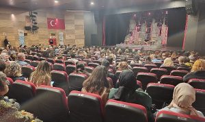 Manisa Şehir Tiyatrosu ‘Sen İstanbul’dan Daha Güzelsin’ oyununu ağırladı