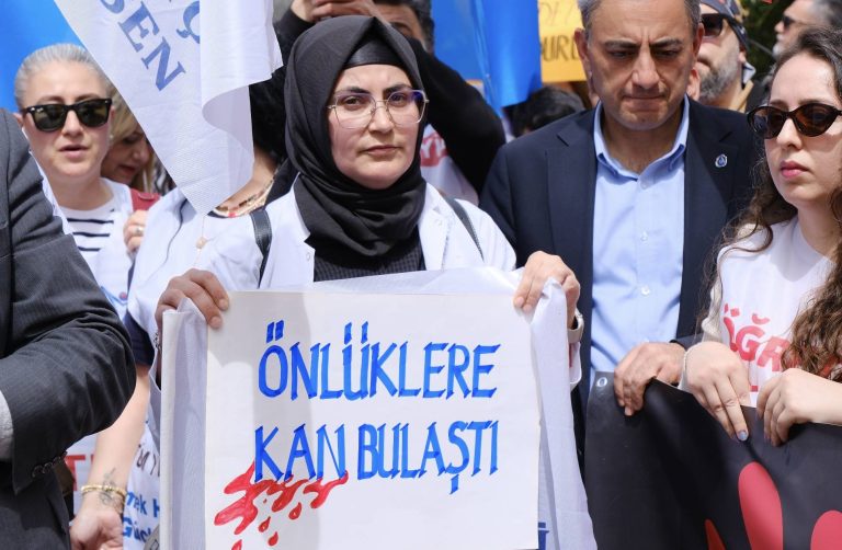 Okulda Önlüklere Kan Bulaştı!