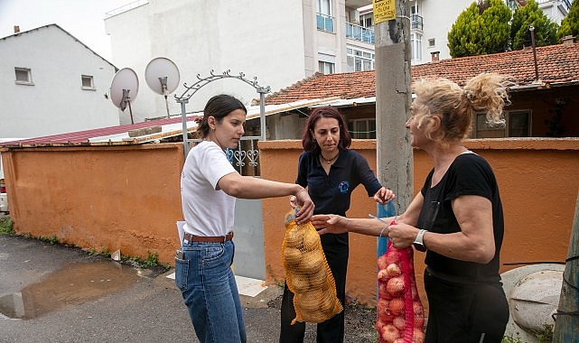 Güzelbahçe Belediyesi’nden Vatandaşa Ücretsiz Patates ve Soğan Desteği